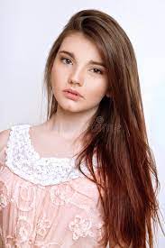 Une belle fille âgée de 13 ans. Une Belle Fille Agee De 13 Ans Image Stock Image Du Confiant Attrayant 90315113