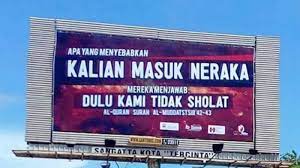 Pengertian reklame secara umum adalah suatu media yang digunakan untuk bisa menyampaikan informasi secara singkat kepada khalayak ramai secara kontinyu, baik melalui media gambar, teks, atau audio. Papan Reklame Di Kalimantan Ini Jadi Viral Di Sosial Media Ada Yang Ingatkan Salat Tribun Pontianak