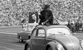 A hölgy ugyan soha nem találkozott lassan harminc éve halott, híres rokonával, de a sírjához rendszeresen kijár a farkasréti. Karady Katalin Orokre A Magyarsag Legendaja Marad Kadarek Meg Meghalni Sem Engedtek Haza Az Ijesztoen Nepszeru Csillagot Pestisracok