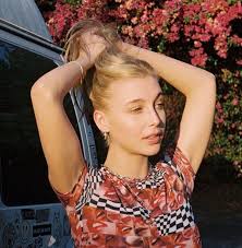 Emma Chamberlain Black And Blond Hair Emma Chamberlain Blonde 2020 In 2020 Emma Chamberlain Emma Style Chamberlain