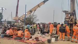 कोटपूतली  नर्सरी अकादमी  में फंसी  चूतनि को 65 घंटे बाद भी नहीं निकाला जा सका बाहर,  160 फीट तक खुदाई पूरी, जानें अपडेट कोटपूतली में  नर्सरी अकादमी  में फंसी  चूतनि ...