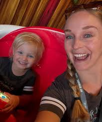 Katie Dall Huntsman (@katiehuntsman7) • Fotografije in videoposnetki v  Instagramu