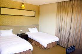 我冀望，承億文旅不只是旅店， 而是每個旅者的「他方歸屬」。 在故鄉、本家之外， 有沒有一個地方能夠讓人忘卻那些碎日子的紛擾？ 佇立於都邑市井之間， 我們探尋當地每個角落與城市肌理、文化內涵的相契， 期盼與旅人一同在此發現驚喜、感受生活。 å®ç¦æ—…åº— é‡'é–€ç¸£ä½å®¿ åœ‹æ—…å¡ å•†å‹™å‡ºå·®è«‹æ¬¾æ†'è­‰ å…è²»wifi é™„è´ˆæ—©é¤ åœè»Šå ´