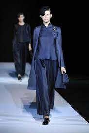 Armani abbigliamento abito a righe bianche e blu. Blu Giorgio Armani Vestiti Abiti Abiti Chic