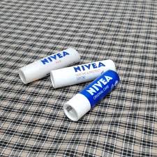 Supaya tak salah pilih pelembab bibir, kamu bisa cek tips di atas. Nivea 24h Melt In Moisture Care Color Red Review Female Daily