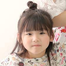 親子でお揃いにしてもかわいい とっても簡単ハーフアップおだんごの結び方 ハーフアップおだんご 簡単 親子 お揃い ハーフアップ お団子 子ども 子供 ママタス おだんご キッズ髪型 ハーフアップ 女の子