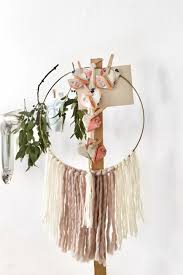 This macrame wall hanging is an easy and fun diy project with gorgeous results. Diy Boho Macrame Hoop Als Hochzeitsgeschenk Alexandra Winzer