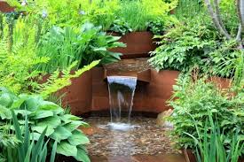 Wasserspiel Im Garten Mit Brunnen Bach Oder Wasserfall Brunnen Garten Wasserspiel Garten Chelsea Flower Show