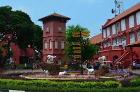 Di kawasan tersebut terdapat christ church melaka yang berdiri sejak tahun 1753 dan stadthuys yang berfungsi sebagai balai kota atau kantor gubernur pada masa penjajahan belanda. Bangunan Merah Review Of Red Square Dutch Square Melaka Malaysia Tripadvisor