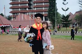 Maybe you would like to learn more about one of these? Jadi Pendamping Wisuda 10 Artis Ini Pilih Tampil Sederhana Gak Ribet Seruni Id