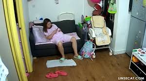 Hack camera giám sát nhà: 1 giờ sáng, bà mẹ trẻ thủ dâm trong phòng khách -  Mèo keo kiệt
