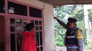 Gempa bumi mengguncang wilayah kabupaten blitar, jawa timur pada jumat pukul 19.09 wib. Pasca Terjadi Gempa Bumi Berkekuatan 6 7 Sr Polsek Gandusari Polres Blitar Lakukan Patroli Dan Monitoring Di Wilayah Kecamatan Gandusari Divisi Humas Polri