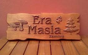 Cartel personalizado infantil de madera maciza con motivos animales en este caso un simpático conejo acompañado de motivos florales y nombre realizado en madera sostenible de pino con certificado pefc, para regalar a los más pequeños de la casa, ideal para decorar su habitación. Carteles De Madera Personalizados Tallas En Madera Castor