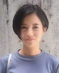 いつもよりシャープな空気を醸したいときは 7 3分けでキリリと 少ない方のヘアを耳にかければより顔まわりが スッキリ スタイリング剤で軽く撫でつけると崩れにくさがアップ balayagehair 픽시 헤어스타일 레이어 헤어컷 짧은 픽시 헤어컷