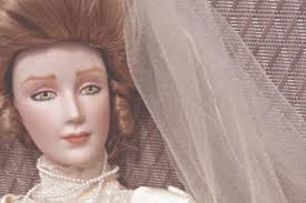 Mulher vende boneca 'assombrada' no eBay