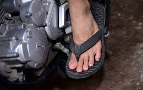 Jika anda mahu menukar gear depan secara manual (semasa berhenti !!!), anda boleh meninggalkan derailleur depan dan shifter hadapan untuk cara reka bentuk dan membina jejak: Cara Bawa Motor Clutch Klac Tangan