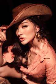 Nhi Dam's Instagram, Twitter & Facebook