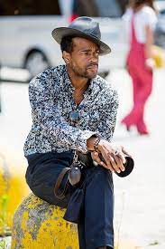 Les coloris privilégiés le soleil donne souvent envie de porter de la couleur, mais alors quel coloris de chapeau porter durant cette période? Street Looks A La Fashion Week Homme Printemps Ete 2016 De Milan Fashion Week Hommes Homme Bien Habille Chemise A Fleur Homme
