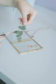 Tutorial how pressed flowers can make a home feel more inviting. Diy Pressed Flower Frame