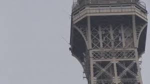 For faster navigation, this iframe is preloading the wikiwand page for l'homme de la tour eiffel. Les Images Impressionnantes De L Homme Qui A Escalade La Tour Eiffel