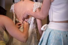 Το 1950 ήταν απαραίτητο για μια γυναικεία τσάντα να ταιριάζει με το καπέλο, τα παπούτσια και άλλα αξεσουάρ. Fwtografhsh Gamoy Sto Papigko Binteo Gamoy Kai Fwtografhsh Gamoy Eclipse Weddings