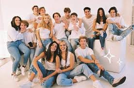 Pin By Emily Charris Rosado On Hype House In 2020 Friend Photoshoot Bff Pictures Celebs