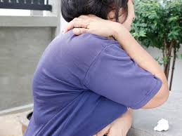 Doctors from the mayo clinic advise that you should seek emergency medical help if you have any kind of chest pain lasting for more than a few minutes.8 researchers from harvard medical say that there are some ways to tell chest muscle pain apart from cardiac pain. Woman Thought She Had Muscle Strain But Was Having A Heart Attack