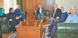 Daha sonra metro i̇stanbul'un sağladığı bursla yaklaşık beş yıl boyunca washington, dc'de howard üniversitesi'nde siyaset bilimi doktorası yaptı. Kavakci Ailesinden Gazetemize Ziyaret Yeni Akit