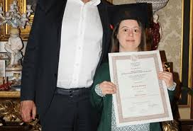 Congratulazioni!, ha scritto il governatore de luca sulla sua pagina facebook. Studentessa Con Sindrome Di Down Si Laurea Con 110 E Lode La Storia Di Giulia Liveunict