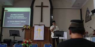 Ia sempat menyematkan julukan 'cebol' pada seorang temannya yang bertubuh mungil. Cerita Para Anak Muda Bertemu Teman Beda Agama Dari Bahai Hingga Singh Halaman All Kompas Com