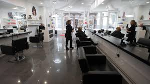 Les coiffeurs pourront rester ouverts. Coronavirus Les Regles Specifiques Pour Les Salons De Coiffure Et De Beaute Le Soir