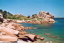 66 % des habitants sont propriétaires et ils gagnent en moyenne 2 410 euros par mois. Brittany Wikipedia
