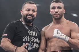 Rakibi çıktığı 22 maçta sadece 1 yenilgi alan avni yıldırım sıkletinin 1 numarası olmak için şampiyonluk maçına çıkacak. Avni Yildirim Decisions Dereck Edwards In Wbc Regional Clash Boxing News