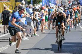 The world's top pro athletes race alongside age groupers on a course showcasing the region's traditional villages and landscapes, culminating in a finish line on the historic römerberg. Mehr Hohenmeter Durch Weitere Anderung Der Radstrecke Des Ironman Frankfurt Tri Mag De