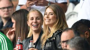 Juni 2015 gaben sich die beiden das jawort. Manuel Neuers Freundin Nina Weiss Links Und Die Frau Von Mats Hummels Cathy Hummels Rechts Foto Dpa Cathy Hummels Spielerfrauen Frau
