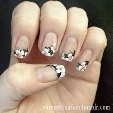 Uñas decoradas cortas con flores blancas y azules en toda la uña y french blanco. Unas Con Flores La Tendencia En Manicura Para El Verano