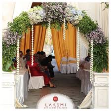 Jika kamu memiliki halaman rumah yang cukup luas untuk resepsi pernikahanmu. Ingin Mengadakan Akad Nikah Di Rumah Ini Adalah Welcoming Gate Yang Dibuat Dari Tumpukan Bunga Yang Bias Dekorasi Pernikahan Dekorasi Perkawinan Pernikahan