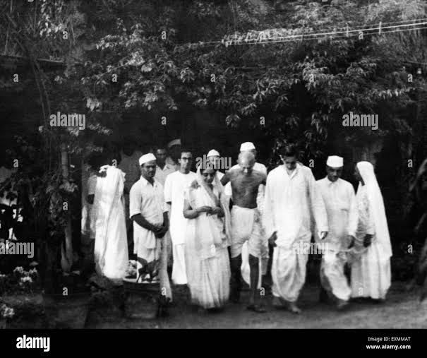 Mahatma Gandhi walking Sumati Morarjee, Juhu Beach, Bombay, Mumbai, Maharashtra, May 1944, India, Asia, old vintage 1900s picture Stock Photo - Alamy