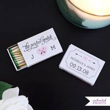 Die Perfekte Erganzung Personalisierte Streichholzschachtel Abdeckungen Hochzeit Gunsten Hochzeit Matchbox Streichholzschachtel Gastgeschenke Hochzeit Hochzei Diy Hochzeitsgastgeschenke Hochzeit Bar Hochzeitsgastgeschenk