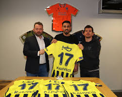 Bir tane ablası bulunan ünlü futbolcunun, annesi ev hanımı, babası ise osti̇m'de oto bakım dükkanında motor ustası olarak çalışmaktadır. Geldi Son Dakika Irfan Can Kahveci Fenerbahce De Bonservisi Ve Foroma Numarasi
