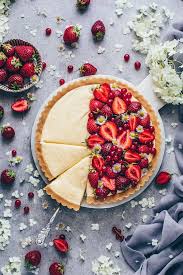 This Easy No Bake Vanilla Custard Tart With Strawberries And Cream Is A Simple Vegan Pudding Pie That Is Creamy So De Custard Tart Vegan Pudding Tart Recipes