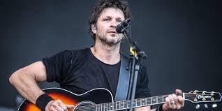 Le chanteur bertrand cantat projette de remonter sur scène fin mars 2020, dans un spectacle alliant musique et littérature, en collaboration avec le romancier français caryl férey. Bertrand Cantat Ne Remontera Finalement Pas Sur Scene En 2020 Marie Claire