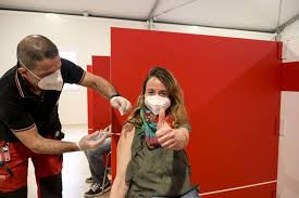 Vaccini agli over 40, buona la prima dell'open day astrazeneca. Q7 Bo1ss0gvthm