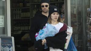 Robert douglas thomas pattinson (born 13 may 1986) is an english actor. Jawort Zu Weihnachten Robert Pattinson Will Suki Waterhouse Heiraten Krone At