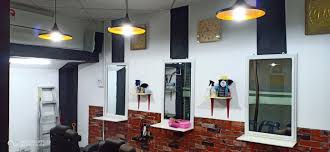 Keputusan untuk membenarkan kedai gunting rambut dibuka bukan sahaja dipersoalkan oleh rakyat biasa, malah oleh golongan profesional. Kedai Gunting Rambut Razak Posts Facebook