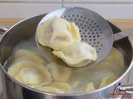 Pelmeni Russische Nudel Spezialitat Russlandjournal De In 2020 Pelmeni Rezept Rezepte Essen Und Trinken