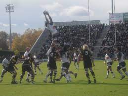 De retour à domicile et avec une chance de prendre une place en champions cup pour la saison prochaine, les joueurs du lou donneront tout ce qu'ils peuvent. File Su Agen Stade Rochelais Jpg Wikimedia Commons