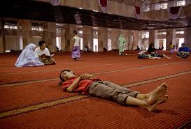 Erkeklerin camide, kadınların evde itikafa girmesi gerekir. What To Do During Itikaf Rules Virtues And Nullifications Owlcation