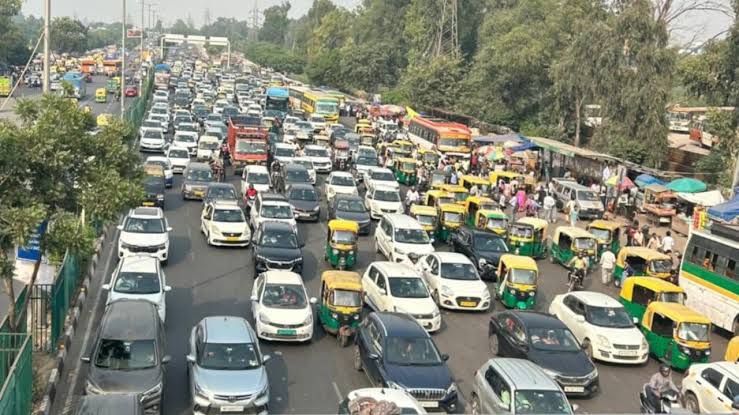 धनतेरस पर दिल्ली-NCR में भीषण ट्रैफिक जाम, नोएडा से लेकर गुरुग्राम तक रेंगती दिखी गाड़ियां - dhanteras traffic jam delhi noida gurugram ghaziabad faridabad ntc - AajTak