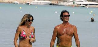 La bella maddalena si dedica allo yoga, al pilates, fa molto stretching ed è anche bravissima nella pole dance. Maddalena Corvaglia E Alessandro Viani In Sardegna Con La Piccola Jamie Sono Dolcissimi Foto Ultime Notizie Flash